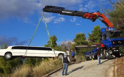 Πεντέλη: Απίστευτο ατύχημα με λιμουζίνα να φεύγει στον γκρεμό!