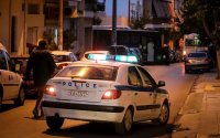 Σοκ στον Βύρωνα: Έριξε πετρέλαιο σε ανήλικα παιδιά επειδή την ενοχλούσαν