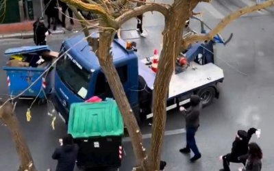 Αδιανόητες εικόνες: Γερανός της ΕΛΑΣ παραλίγο να πατήσει διαδηλωτές στην Ακαδημίας