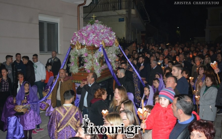 Πλήθος πιστών στην Περιφορά των Επιταφίων στο Ληξούρι (εικόνες)