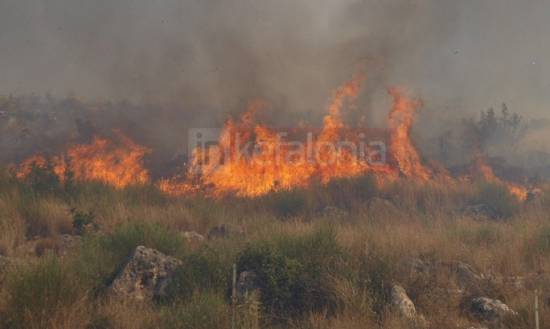 Τέθηκε υπό έλεγχο η φωτιά στον Αγιο Κωνσταντίνο