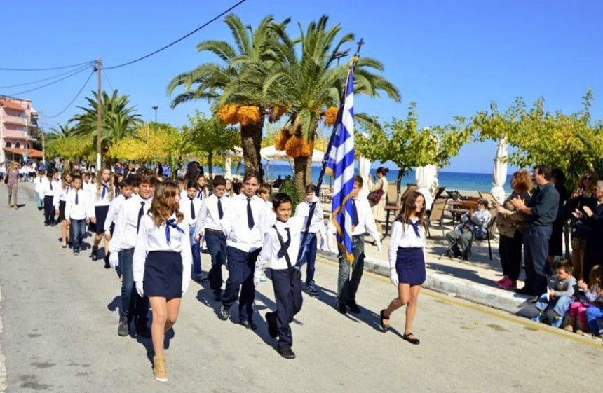 Παρέλαση και κατάθεση στεφάνων στον Πόρο (εικόνες)