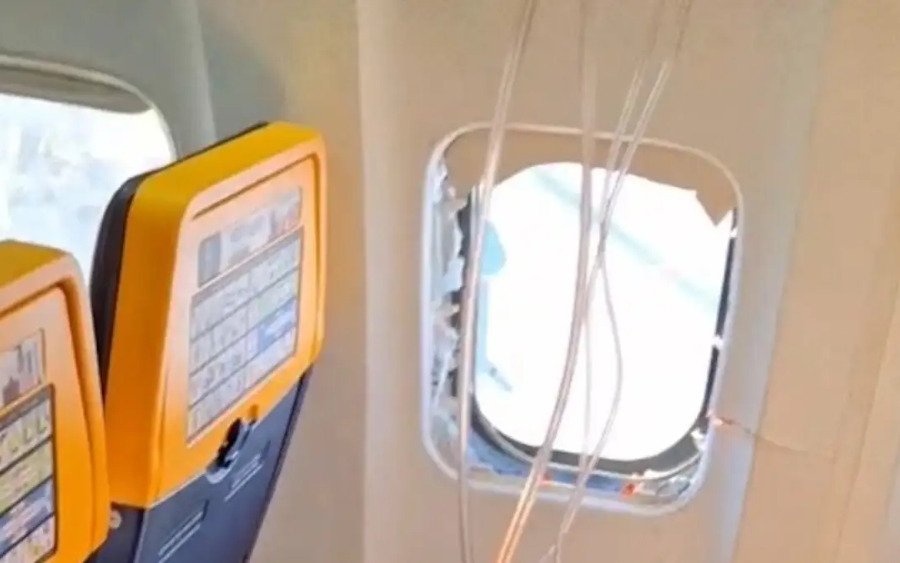 Πτήση τρόμου της Ryanair από Θεσσαλονίκη για Μόναχο: Έσπασε το παράθυρο και επιβάτης βγήκε στον αέρα