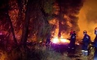Εκκενώθηκαν οικισμοί και μονές λόγω πυρκαγιάς στο Σχίνο Λουτρακίου
