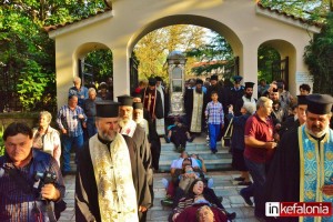Πλήθος πιστών στην μεταφορά του ιερού σκηνώματος του Αγίου Γερασίμου (εικόνες + video)