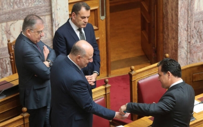 Ορκωμοσία Σακελλαροπούλου με γάντια και αντισηπτικά (εικόνες)