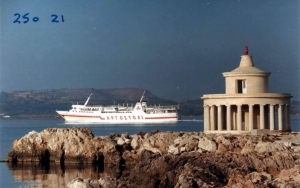 Το «Αργοστόλι» περνώντας από το φάρο των Αγίων Θεοδώρων...