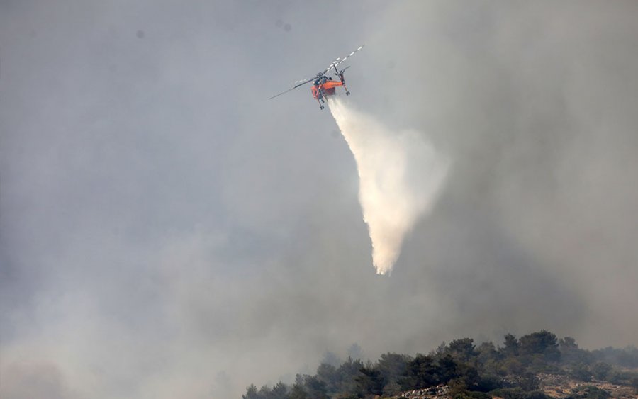 Σε εξέλιξη η φωτιά στην Ηλεία – Απείλησε τρεις περιοχές