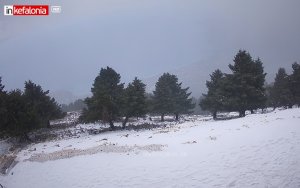 Χιονίζει ξανά στον Αίνο - Δείτε LIVE εικόνα