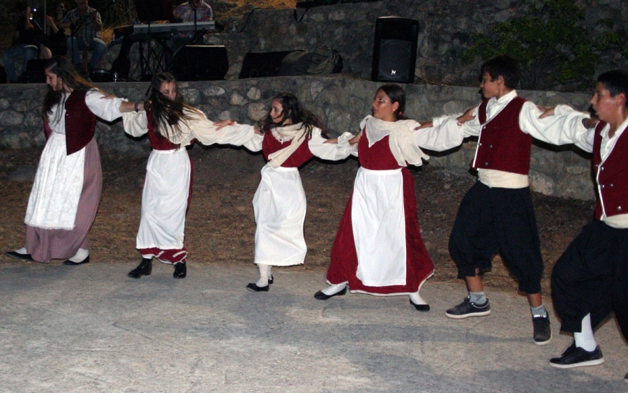 Κέφι και χορός στο πανηγύρι της Αγίας Παρασκευής στα Λουρδάτα (εικόνες)