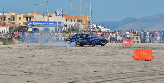Τα… έλιωσαν! Σούπερ θέαμα στην επίδειξη δεξιοτήτων Drift στο Αργοστόλι! (εντυπωσιακό video)