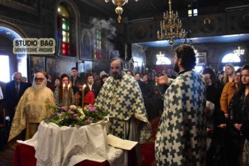 Ο π. Σπυρίδων Πετεινάτος τέλεσε την Λειτουργία της Σταυροπροσκυνήσεως στον Ι.Ν. Αγίας Τριάδας Ναυπλίου