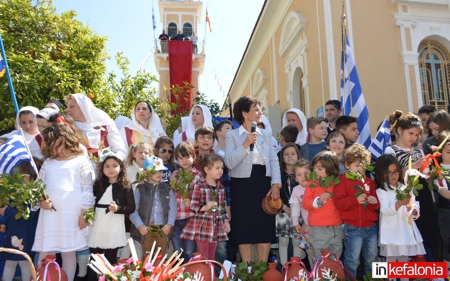 Με πλήθος κόσμου το έθιμο του ''Σπασίματος των σταμνών'' στο Αργοστόλι (εικόνες + video)