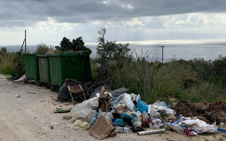 Βλαχάτα: Παιδεία “μηδέν”! Αφήνουν τα απορρίμματά τους δίπλα σε άδειους κάδους! (εικόνα)