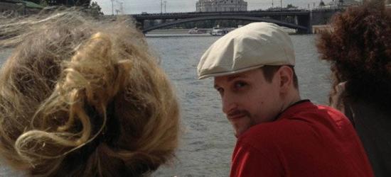 Πώς είναι ο Σνόουντεν σήμερα – Με μουστάκι και μπερέ στα αξιοθέατα της Μόσχας