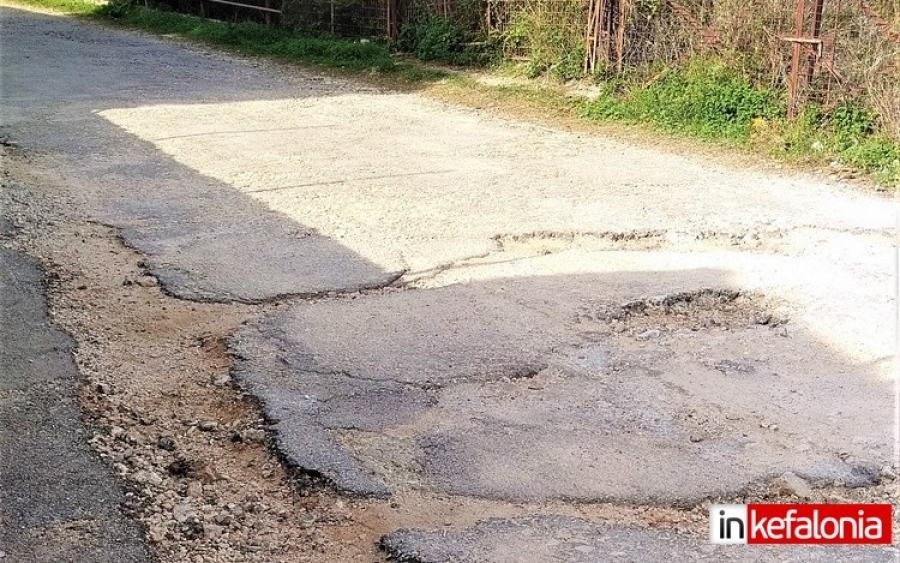 Διαμαρτύρονται και οι ... πέτρες για τον «κομματιασμένο» δρόμο στις Κεραμειές (εικόνες)