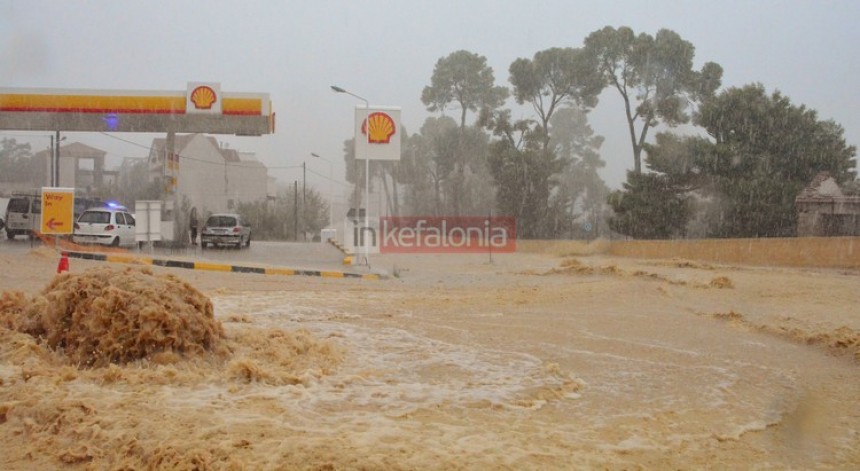 Σκηνές χάους από την σφοδρή νεροποντή – Αποκλεισμένοι δρόμοι - Χωρίς ρεύμα Κεφαλονιά και Ιθάκη (εικόνες + video)