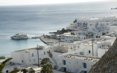 ΥΠΕΝ: Αναστολή χορήγησης οικοδομικών αδειών σε Μύκονο και Σαντορίνη