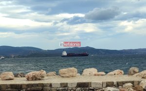 Ναυτικό ατύχημα ανοικτά της Κεφαλονιάς - Στο λιμάνι του Αργοστολίου καταπλέουν τα δυο πλοία που συγκρούστηκαν (Ανανεωμένο)