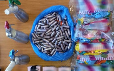 Ζάκυνθος: Κορονοπάρτι με αέριο γέλιου σε ξενοδοχείο του Λαγανά – Συνελήφθη ο ιδιοκτήτης του ξενοδοχείου