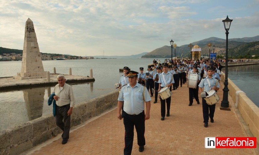 Πλήθος πιστών και με όλες τις τιμές η λιτάνευση της εικόνας της Παναγίας Δραπανιώτισσας (εικόνες + video)