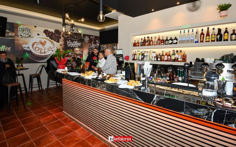 Street Caffe: Νέο spot στο Αργοστόλι για καφέ, ποτό, & ελληνικές βραδιές κάθε Σάββατο!