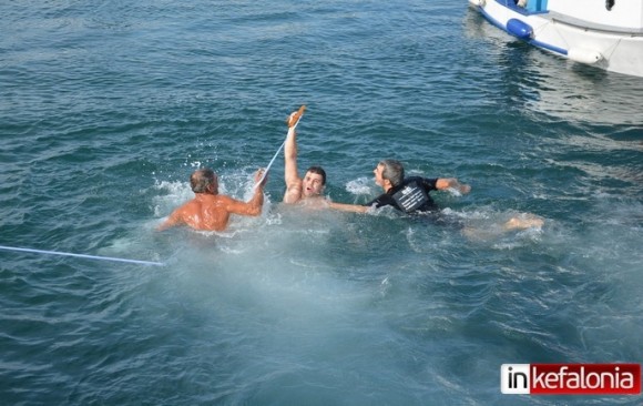 Ο καθαγιασμός των υδάτων στο Αργοστόλι (εικόνες + video)