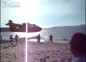 Πυροσβεστικό αεροσκάφος στην παραλία (απίστευτο video)