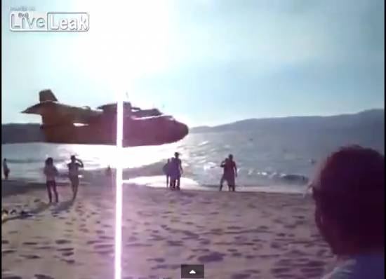 Πυροσβεστικό αεροσκάφος στην παραλία (απίστευτο video)