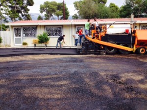 Ξεκίνησε το εργο ασφαλτόστρωσης προαυλίων χώρων σχολείων του δήμου