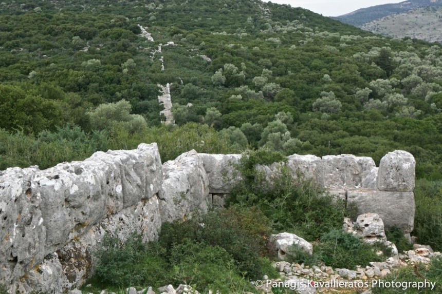 Περίπατος στα Κυκλώπεια τείχη στα Ραζάτα (εικόνες)