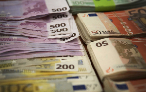 Ο κορονοϊός εκτίναξε τις καταθέσεις στις τράπεζες