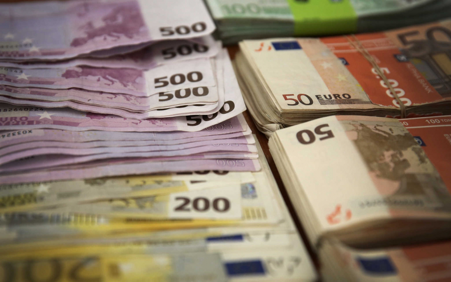 Ο κορονοϊός εκτίναξε τις καταθέσεις στις τράπεζες