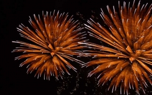 10λεπτα υπερθέαμα με βεγγαλικά από θαλαμηγό στο Αργοστόλι!