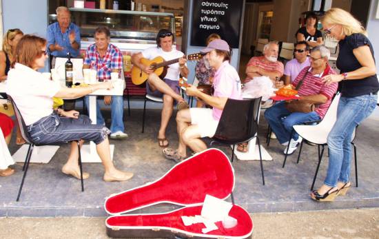 Ποιος, ποιος, ποιος; Ο Μάκης (Βουτσινάς) ο θεός! Η Crazy Boy's Band ξαναχτυπά!