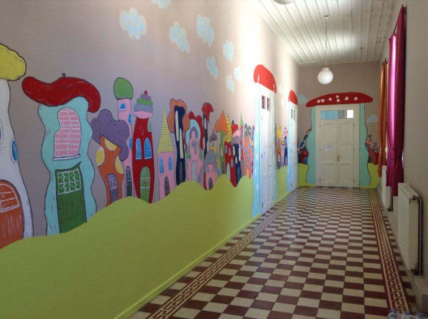 Σε Παραμυθούπολη μετατράπηκε ο διάδρομος του Δημοτικού σχολείου στα Τουλιάτα