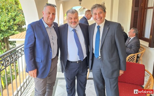 Κεράσματα, κουβεντούλα και ευχές στο αρχονταρίκι της μονής του Αγίου Γερασίμου