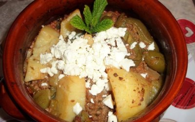 Κιμάς με πατάτες και πιπεριές στο πήλινο από την Σία Λαδά!