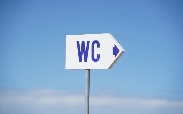 Τι σημαίνουν τα αρχικά «WC» στις τουαλέτες των μαγαζιών