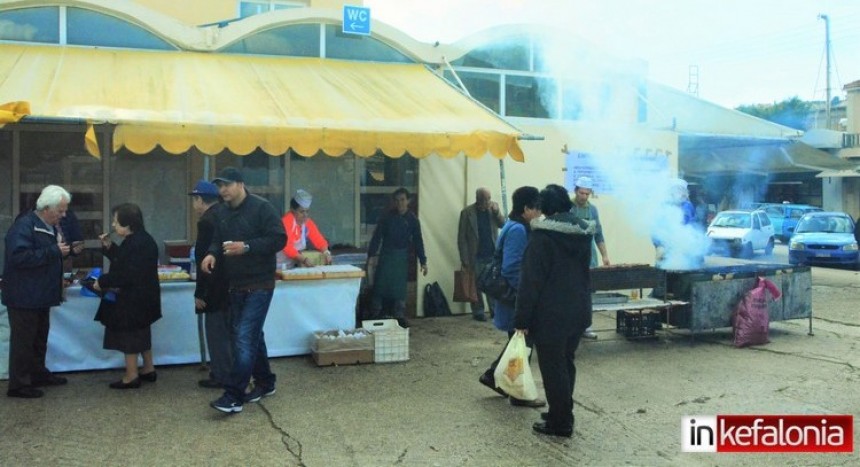 Τίγκα στην τσίκνα το Αργοστόλι! Τιμούν το έθιμο στους κεντρικούς δρόμους και την παραλία (εικόνες)