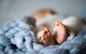 Θεσσαλονίκη: Γονείς άφησαν το μωρό τους να κλαίει στο μπαλκόνι, έκλεισαν τις πόρτες και πήγαν για ύπνο