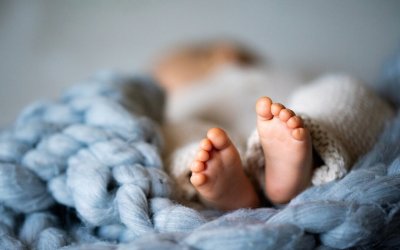 Θεσσαλονίκη: Γονείς άφησαν το μωρό τους να κλαίει στο μπαλκόνι, έκλεισαν τις πόρτες και πήγαν για ύπνο
