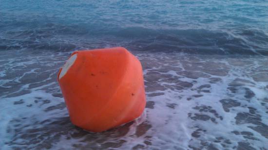 Σημαδούρα "γίγας" στην παραλία Λουρδά