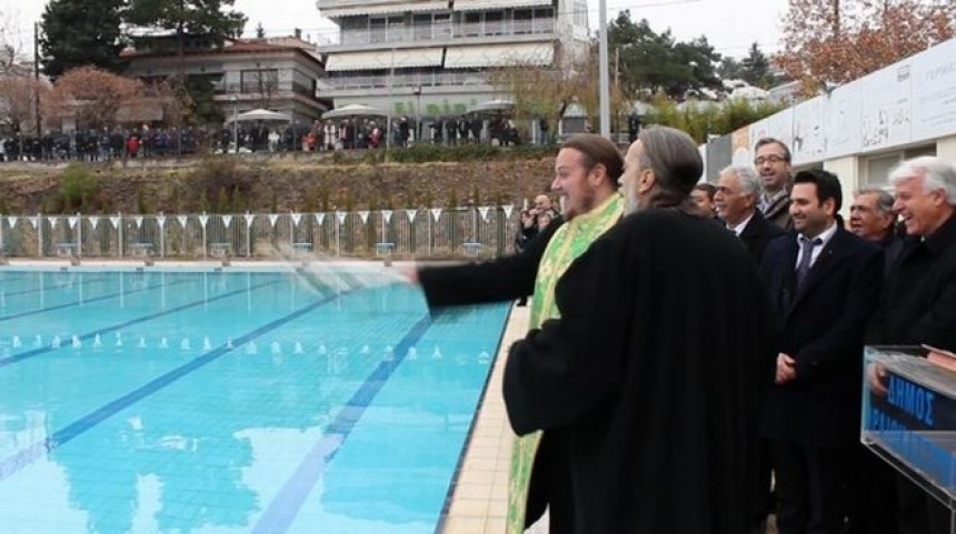 Πως το κατάφερε;Ιερέας έριξε τον Σταυρό εκτός της (ολυμπιακών διαστάσεων) πισίνας