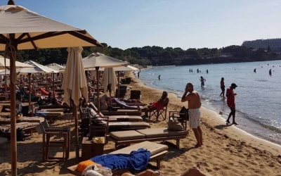 Οι «νόμοι» της παραλίας -Τι ισχύει για ξαπλώστρες, καντίνες, μουσική