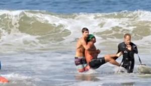 Πανικός από καρχαρία στην Καλιφόρνια - Γλίτωσε από θαύμα ένας λουόμενος (video)