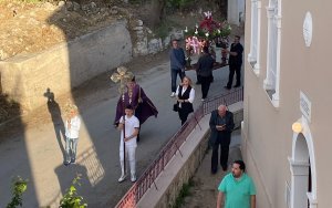O στολισμός και η περιφορά του επιταφίου στα Κοριάνα