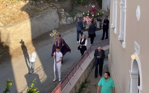 O στολισμός και η περιφορά του επιταφίου στα Κοριάνα