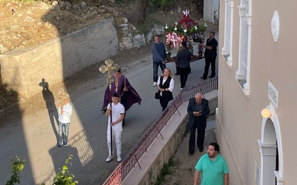 O στολισμός και η περιφορά του επιταφίου στα Κοριάνα