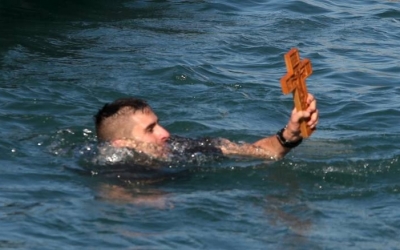 Θεοφάνεια: Τι γιορτάζουμε και γιατί ρίχνουμε τον Σταυρό στη θάλασσα
